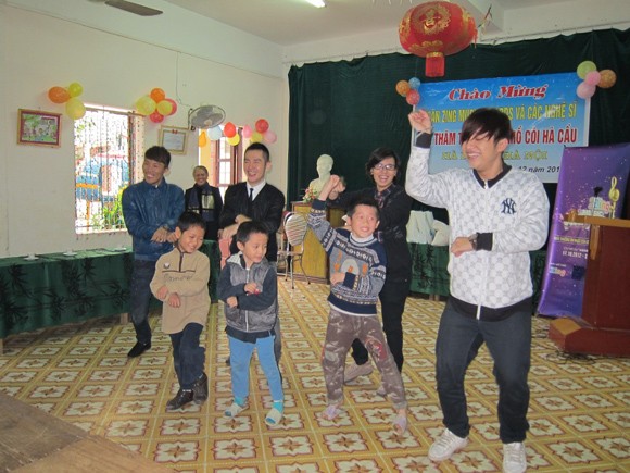 Ca sĩ ZMA sưởi ấm trái tim trẻ mồ côi ảnh 9 Ca sĩ ZMA sưởi ấm trái tim trẻ mồ côi ảnh 9