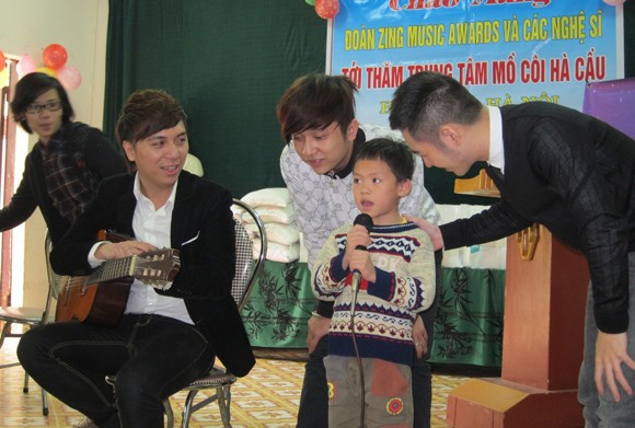 Ca sĩ ZMA sưởi ấm trái tim trẻ mồ côi ảnh 7 Ca sĩ ZMA sưởi ấm trái tim trẻ mồ côi ảnh 7