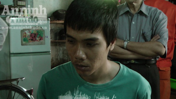 Thợ săm mình giấu ma túy trong giầy thể thao ảnh 1 Thợ săm mình giấu ma túy trong giầy thể thao ảnh 1