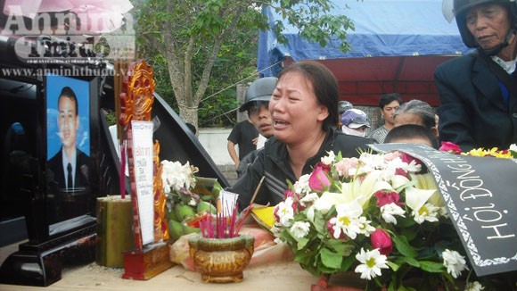 Quặn lòng giây phút đón thi thể nạn nhân trong vụ lật xe ở Lào ảnh 3 Quặn lòng giây phút đón thi thể nạn nhân trong vụ lật xe ở Lào ảnh 3