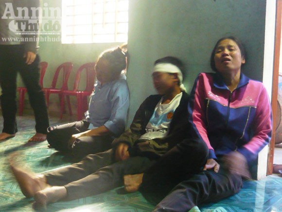 Quặn lòng giây phút đón thi thể nạn nhân trong vụ lật xe ở Lào ảnh 6 Quặn lòng giây phút đón thi thể nạn nhân trong vụ lật xe ở Lào ảnh 6