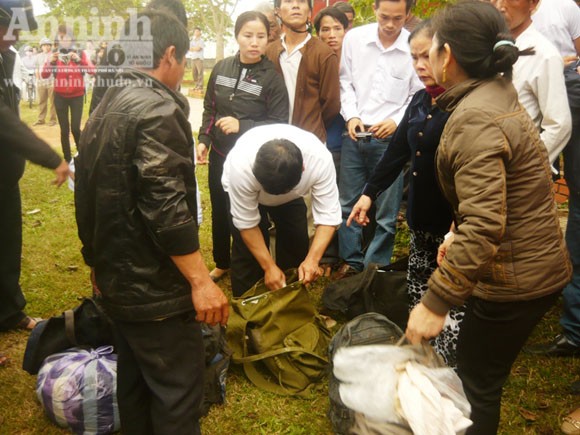 Quặn lòng giây phút đón thi thể nạn nhân trong vụ lật xe ở Lào ảnh 7 Quặn lòng giây phút đón thi thể nạn nhân trong vụ lật xe ở Lào ảnh 7