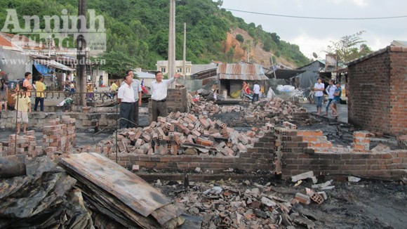 Phú Yên: Hỏa hoạn thiêu rụi 12 nhà dân ảnh 1 Phú Yên: Hỏa hoạn thiêu rụi 12 nhà dân ảnh 1