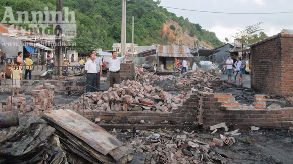 Phú Yên: Hỏa hoạn thiêu rụi 12 nhà dân ảnh 1 Phú Yên: Hỏa hoạn thiêu rụi 12 nhà dân ảnh 1