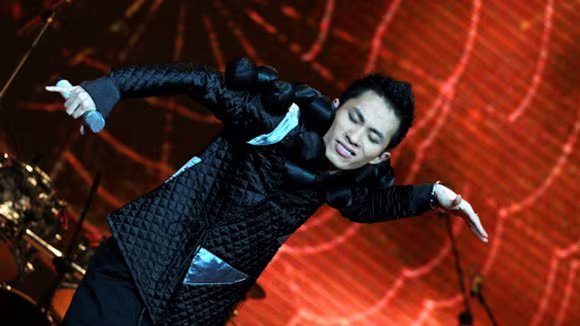 Chiếc khăn Piêu tiếp tục "làm mưa, làm gió" trên Bảng xếp hạng ảnh 1