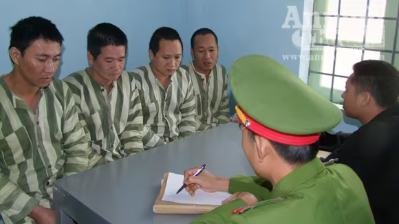 Lâm tặc dọa bị HIV, hòng...đòi gỗ lậu ảnh 1 Lâm tặc dọa bị HIV, hòng...đòi gỗ lậu ảnh 1