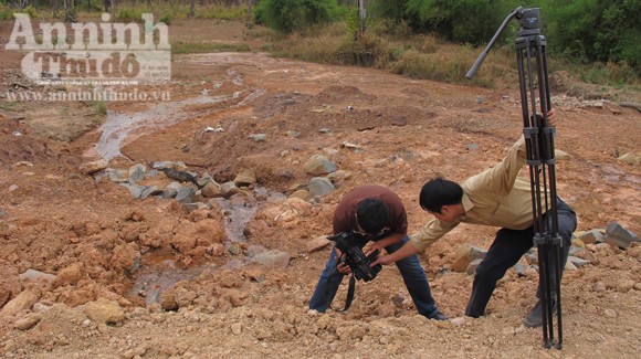 Hãi hùng thi công trên mặt đập… nước chảy xuyên chân đập! ảnh 3 Hãi hùng thi công trên mặt đập… nước chảy xuyên chân đập! ảnh 3