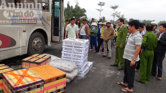 Vận chuyển quần áo, thuốc đông dược chung với... thịt lợn "bẩn" ảnh 1 Vận chuyển quần áo, thuốc đông dược chung với... thịt lợn "bẩn" ảnh 1