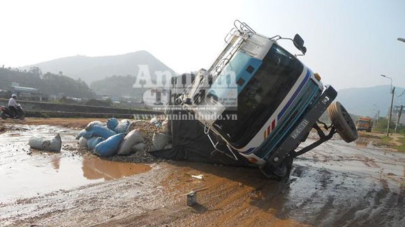 Xe tải sụp hố, lật nhào trên phố ảnh 1 Xe tải sụp hố, lật nhào trên phố ảnh 1
