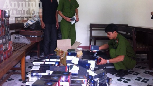 Gần 2.500 gói thuốc lá lậu giấu trong vali ảnh 1 Gần 2.500 gói thuốc lá lậu giấu trong vali ảnh 1