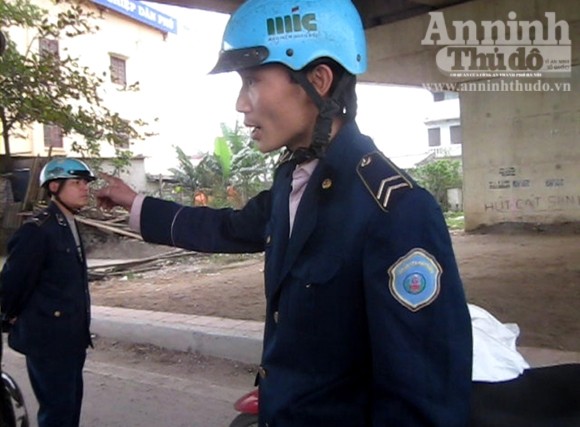 Nam Định: Thanh tra cởi áo đòi "xử" người tham gia giao thông ảnh 1 Nam Định: Thanh tra cởi áo đòi "xử" người tham gia giao thông ảnh 1