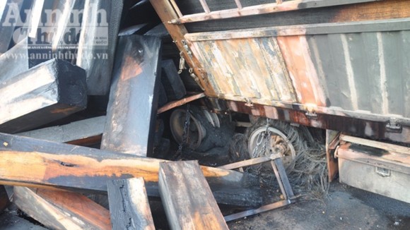 Container chở hàng chục khối gỗ bốc cháy dữ dội ảnh 2 Container chở hàng chục khối gỗ bốc cháy dữ dội ảnh 2