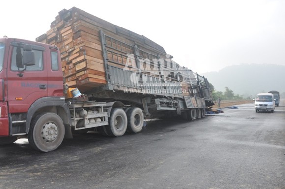 Container chở hàng chục khối gỗ bốc cháy dữ dội ảnh 1 Container chở hàng chục khối gỗ bốc cháy dữ dội ảnh 1