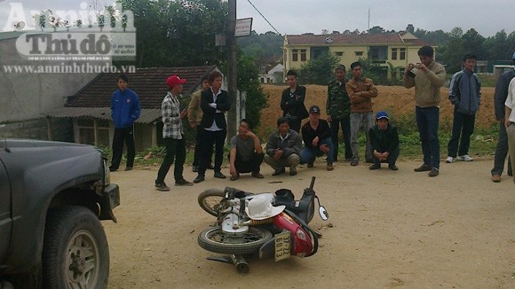 "Xế hộp" tông xe máy kẹp 3 văng xa 5 mét ảnh 2 "Xế hộp" tông xe máy kẹp 3 văng xa 5 mét ảnh 2