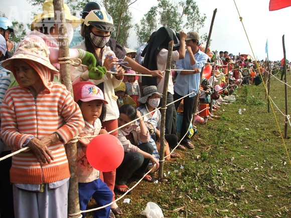 Đầu xuân, kỵ sĩ "chân đất" đua ngựa gò Thì Thùng ảnh 2 Đầu xuân, kỵ sĩ "chân đất" đua ngựa gò Thì Thùng ảnh 2