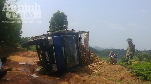 Tránh xe đạp, ô tô tải chở sắn "chổng vó" giữa đường ảnh 2 Tránh xe đạp, ô tô tải chở sắn "chổng vó" giữa đường ảnh 2