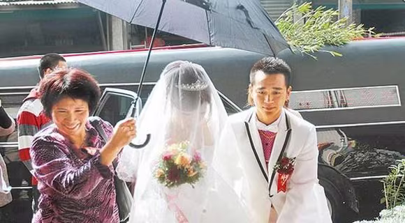 Đám cưới kì quặc: Chọn ngày xấu, rước dâu bằng...xe tang! ảnh 4 Đám cưới kì quặc: Chọn ngày xấu, rước dâu bằng...xe tang! ảnh 4