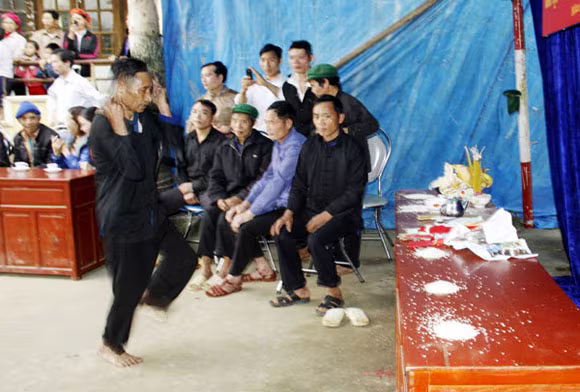 Rợn người xem cảnh chân trần nhảy vào giữa đống lửa đỏ rực ảnh 2 Rợn người xem cảnh chân trần nhảy vào giữa đống lửa đỏ rực ảnh 2