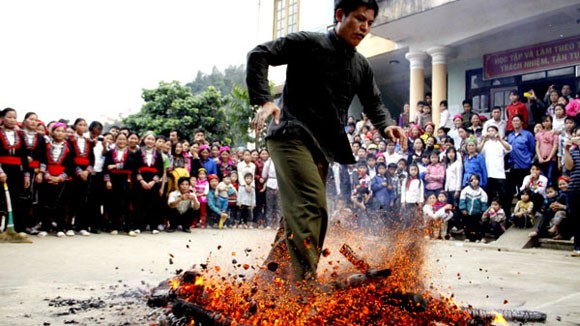 Rợn người xem cảnh chân trần nhảy vào giữa đống lửa đỏ rực ảnh 8 Rợn người xem cảnh chân trần nhảy vào giữa đống lửa đỏ rực ảnh 8