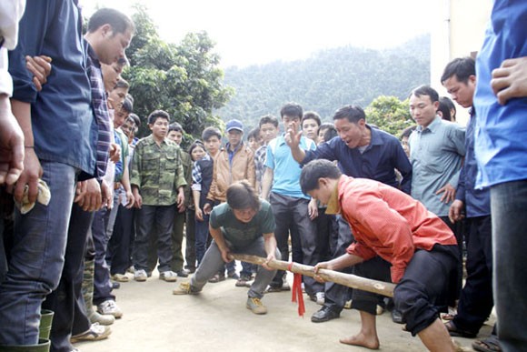 Rợn người xem cảnh chân trần nhảy vào giữa đống lửa đỏ rực ảnh 9 Rợn người xem cảnh chân trần nhảy vào giữa đống lửa đỏ rực ảnh 9