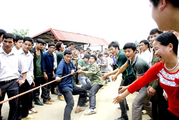 Rợn người xem cảnh chân trần nhảy vào giữa đống lửa đỏ rực ảnh 10 Rợn người xem cảnh chân trần nhảy vào giữa đống lửa đỏ rực ảnh 10