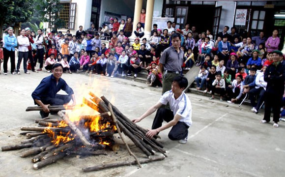 Rợn người xem cảnh chân trần nhảy vào giữa đống lửa đỏ rực ảnh 1 Rợn người xem cảnh chân trần nhảy vào giữa đống lửa đỏ rực ảnh 1