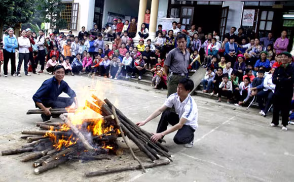 Rợn người xem cảnh chân trần nhảy vào giữa đống lửa đỏ rực ảnh 1
