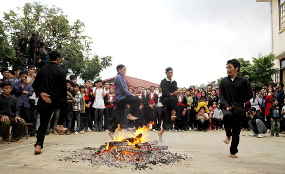 Rợn người xem cảnh chân trần nhảy vào giữa đống lửa đỏ rực ảnh 4 Rợn người xem cảnh chân trần nhảy vào giữa đống lửa đỏ rực ảnh 4