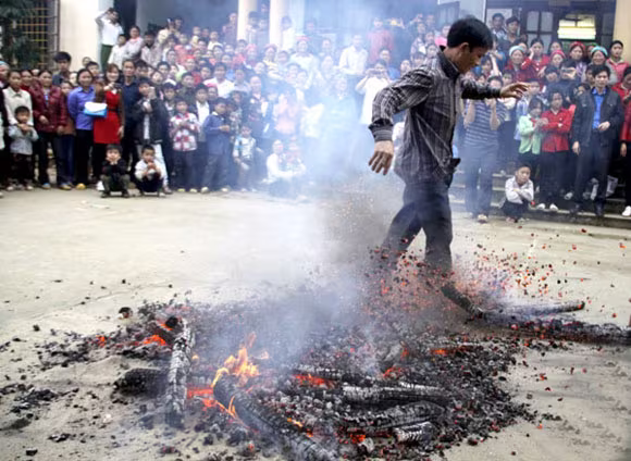 Rợn người xem cảnh chân trần nhảy vào giữa đống lửa đỏ rực ảnh 7 Rợn người xem cảnh chân trần nhảy vào giữa đống lửa đỏ rực ảnh 7