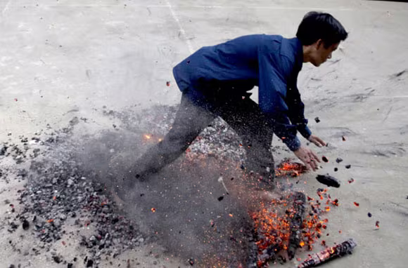 Rợn người xem cảnh chân trần nhảy vào giữa đống lửa đỏ rực ảnh 6 Rợn người xem cảnh chân trần nhảy vào giữa đống lửa đỏ rực ảnh 6