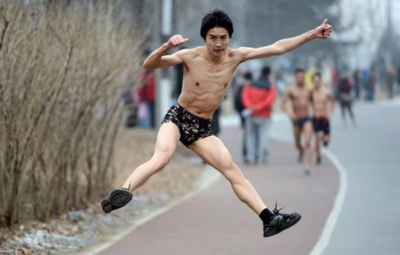 ‘’Trần như nhộng’’ chạy thi trong… thời tiết 0 độ C ảnh 4