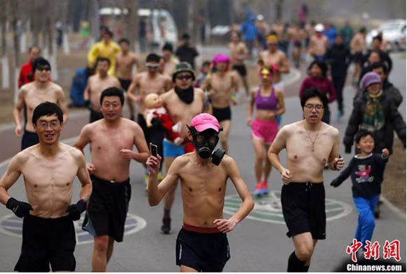 ‘’Trần như nhộng’’ chạy thi trong… thời tiết 0 độ C ảnh 1
