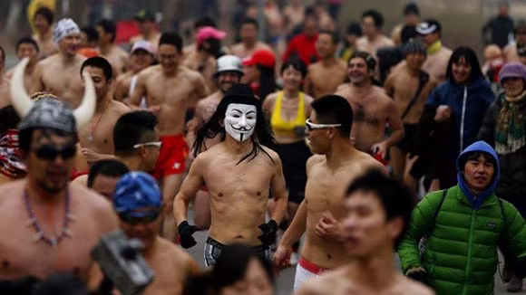 ‘’Trần như nhộng’’ chạy thi trong… thời tiết 0 độ C ảnh 3