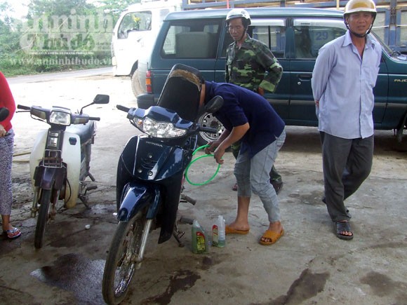 Mua phải xăng dởm, hàng chục xe máy gặp "nạn" ảnh 1 Mua phải xăng dởm, hàng chục xe máy gặp "nạn" ảnh 1