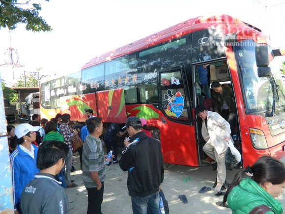 Xe hết kiểm định, chở quá 20 người vẫn ung dung chạy trên đường ảnh 2 Xe hết kiểm định, chở quá 20 người vẫn ung dung chạy trên đường ảnh 2