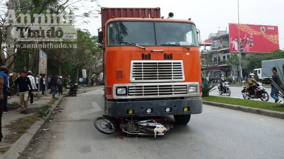 Hai nữ sinh bị xe container cán, khi đi mua hoa ngày 8-3 ảnh 1 Hai nữ sinh bị xe container cán, khi đi mua hoa ngày 8-3 ảnh 1