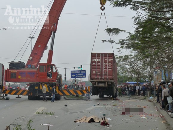 Hai nữ sinh bị xe container cán, khi đi mua hoa ngày 8-3 ảnh 5 Hai nữ sinh bị xe container cán, khi đi mua hoa ngày 8-3 ảnh 5