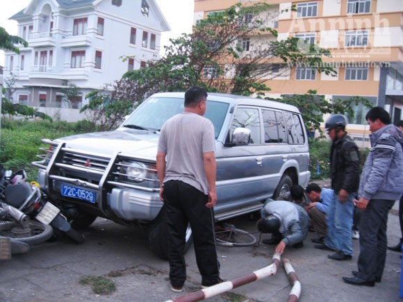 Ô tô biển xanh mất lái lao thẳng vào quán nhậu bên đường ảnh 4 Ô tô biển xanh mất lái lao thẳng vào quán nhậu bên đường ảnh 4