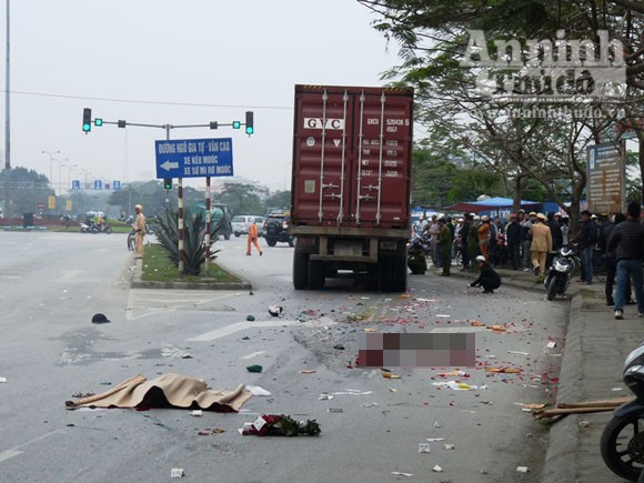 Hai nữ sinh bị xe container cán, khi đi mua hoa ngày 8-3 ảnh 4 Hai nữ sinh bị xe container cán, khi đi mua hoa ngày 8-3 ảnh 4
