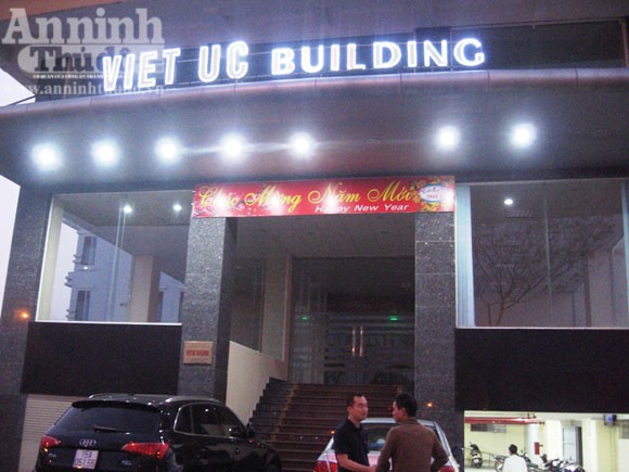 Ô tô biển xanh mất lái lao thẳng vào quán nhậu bên đường ảnh 6 Ô tô biển xanh mất lái lao thẳng vào quán nhậu bên đường ảnh 6