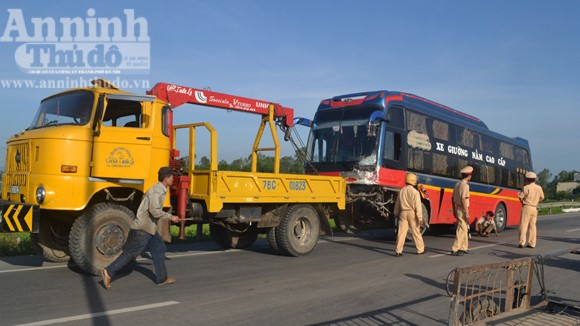 Khởi tố tài xế xe khách điều khiển xe tông chết người ảnh 3 Khởi tố tài xế xe khách điều khiển xe tông chết người ảnh 3