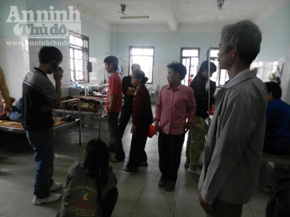 Hà Tĩnh: Lật xe khách, 12 người nhập viện ảnh 4 Hà Tĩnh: Lật xe khách, 12 người nhập viện ảnh 4