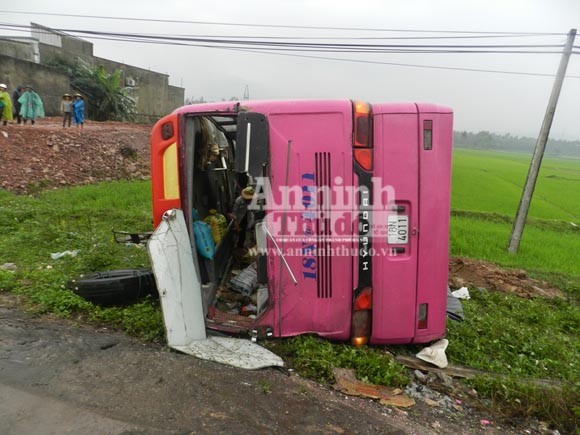 Hà Tĩnh: Lật xe khách, 12 người nhập viện ảnh 2 Hà Tĩnh: Lật xe khách, 12 người nhập viện ảnh 2