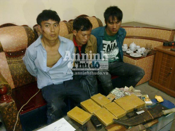 Vừa tóm gọn 3 đối tượng vận chuyển 7 bánh heroin ảnh 1 Vừa tóm gọn 3 đối tượng vận chuyển 7 bánh heroin ảnh 1