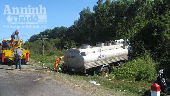 Xe bồn "đấu đầu" với xe khách, hàng chục hành khách hoảng loạn ảnh 2 Xe bồn "đấu đầu" với xe khách, hàng chục hành khách hoảng loạn ảnh 2