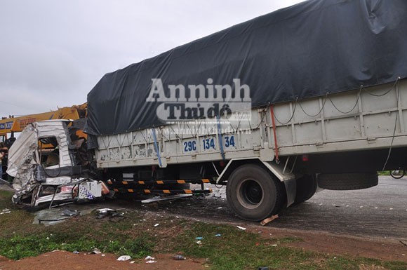 Xe tải nổ lốp, lao thẳng vào xe khách, 5 người thương vong ảnh 1 Xe tải nổ lốp, lao thẳng vào xe khách, 5 người thương vong ảnh 1