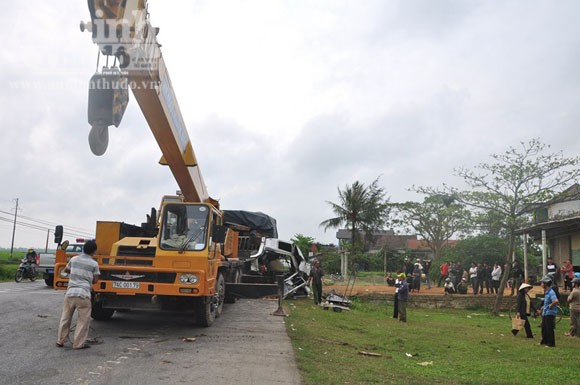 Xe tải nổ lốp, lao thẳng vào xe khách, 5 người thương vong ảnh 3 Xe tải nổ lốp, lao thẳng vào xe khách, 5 người thương vong ảnh 3