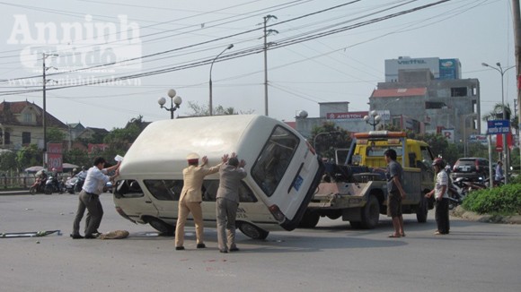 Xe biển trắng đâm xe biển xanh lật ngửa giữa ngã tư ảnh 1 Xe biển trắng đâm xe biển xanh lật ngửa giữa ngã tư ảnh 1