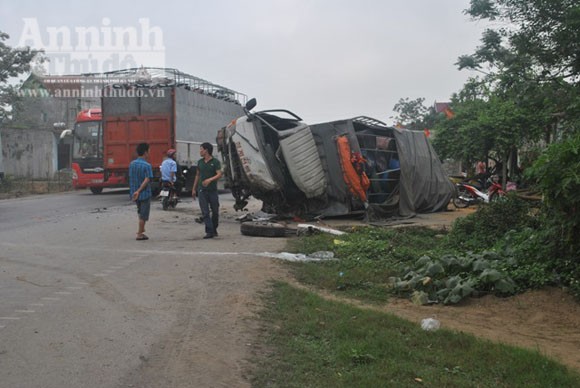 Hai xe tải đâm nhau vỡ toác đầu, lật chỏng vó trên quốc lộ 1A ảnh 1 Hai xe tải đâm nhau vỡ toác đầu, lật chỏng vó trên quốc lộ 1A ảnh 1