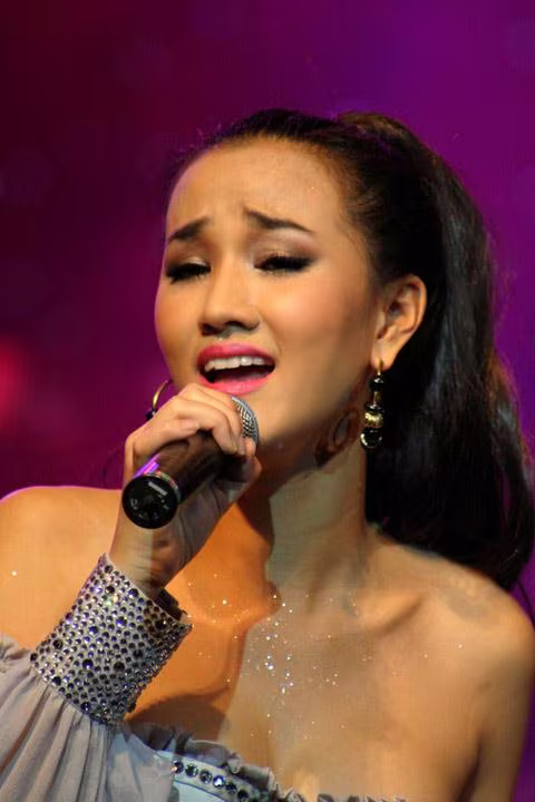 "Thị Màu" Ngọc Khuê bước lên sân khấu Bài hát yêu thích ảnh 2